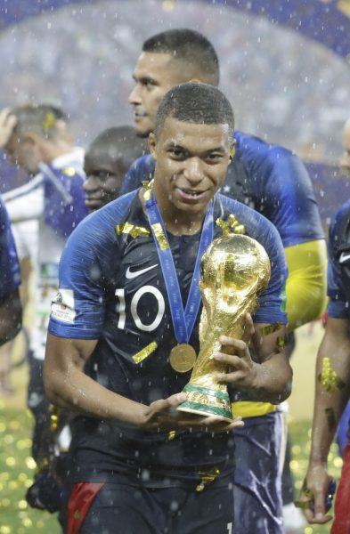 Hình ảnh Mbappe cầm cúp