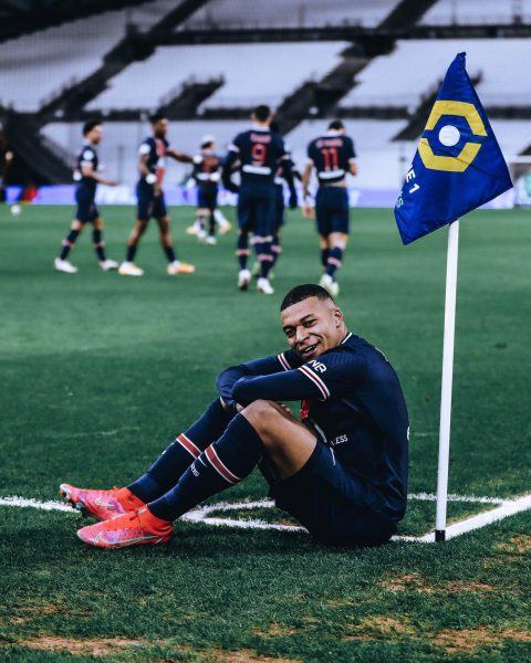 Ảnh Mbappe ngồi thư giãn