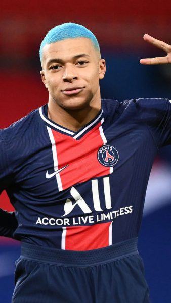 Một bức ảnh của Mbappe với mái tóc xanh