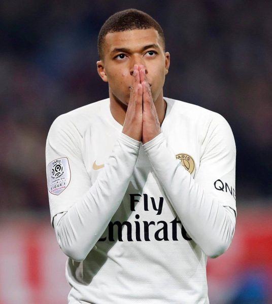 Hình ảnh Mbappe lấy tay che miệng