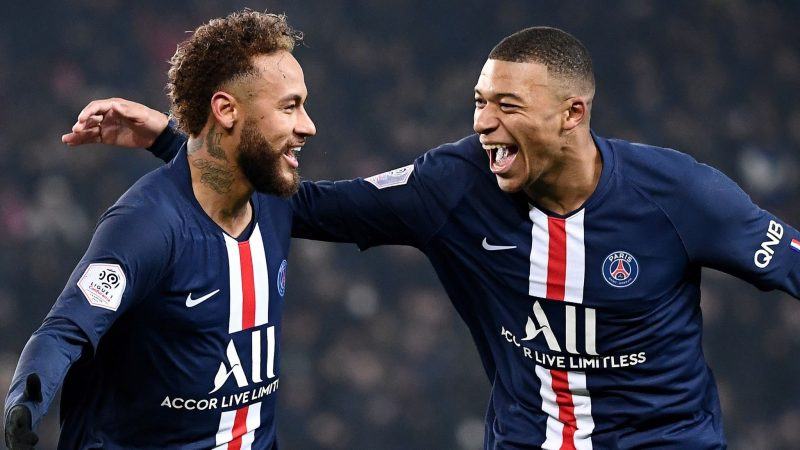 Bức ảnh Mbappe tươi cười cùng đồng đội