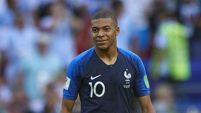 Bức ảnh Mbappe mỉm cười