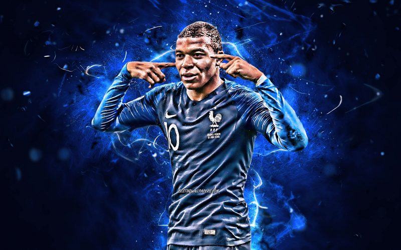 Hình ảnh Mbappe lấy tay che mặt