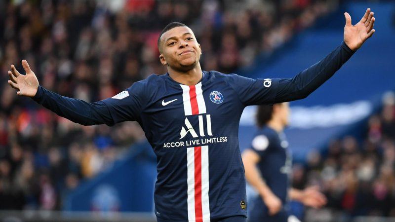 Bức ảnh Mbappe dang rộng cánh tay