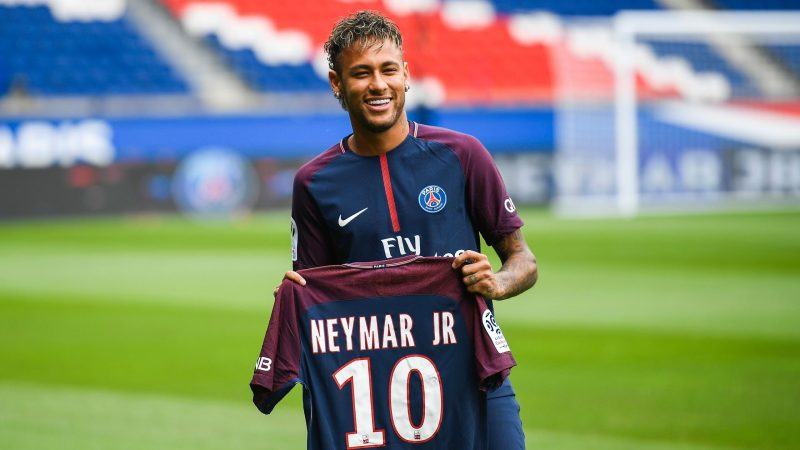 Hình ảnh Neymar cầm 10 chiếc áo