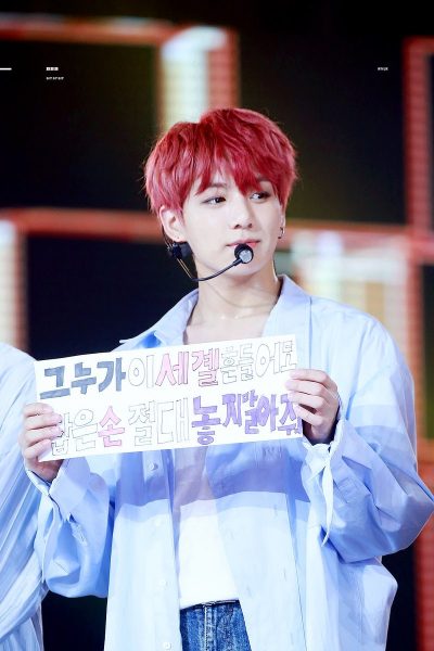 Một bức ảnh Jungkook trò chuyện với người hâm mộ