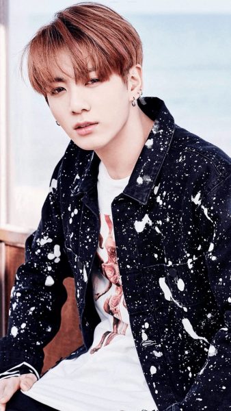 Hình ảnh Jungkook mặc quần áo em bé