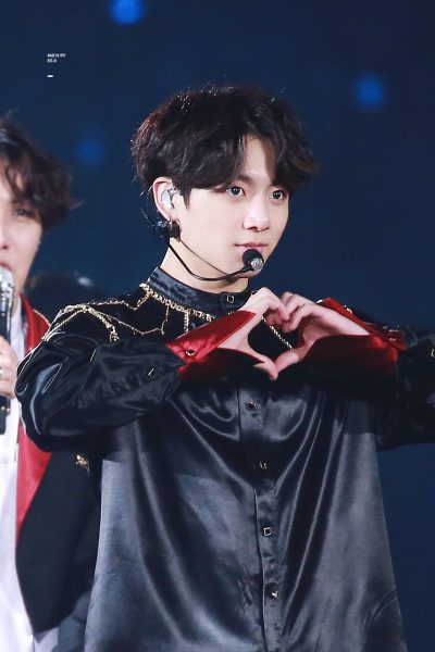 Hình ảnh Jungkook đang thư giãn