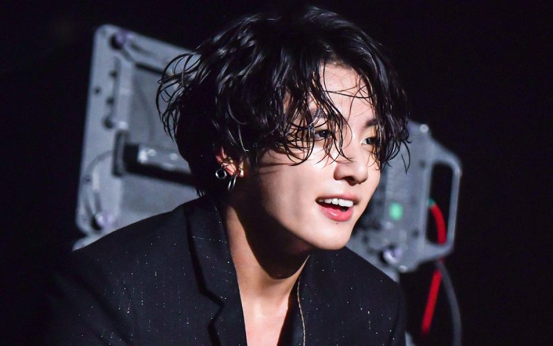 Hình ảnh Jungkook với mái tóc ướt