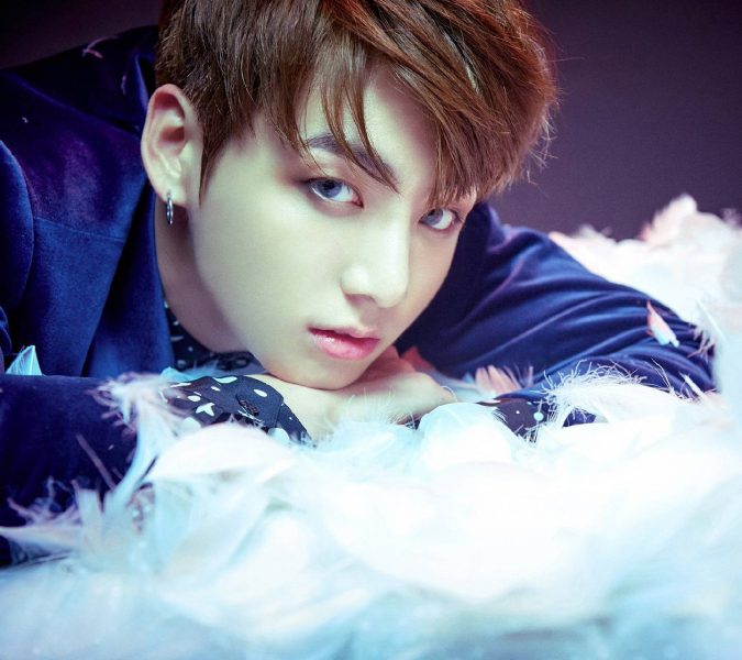 Hình ảnh Jungkook dễ thương nằm trên bông