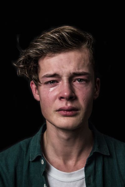 Một hình ảnh buồn và cô đơn của một cậu bé đang khóc