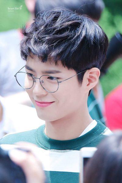 Cậu bé Hàn Quốc đeo kính dễ thương