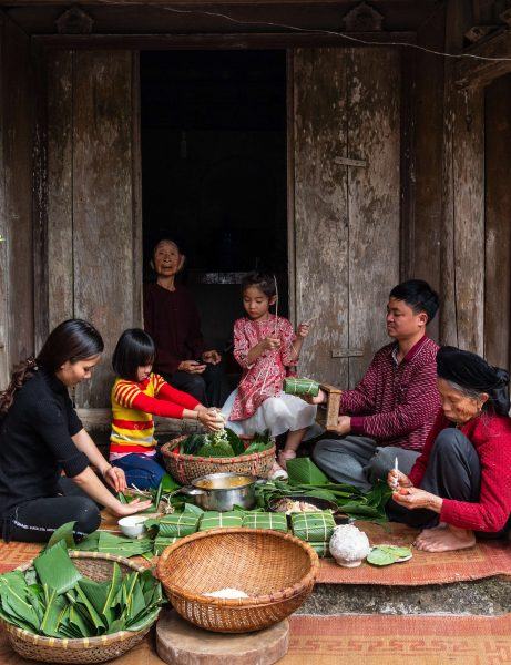 Hình ảnh gói bánh chưng cả nhà quây quần bên nhau