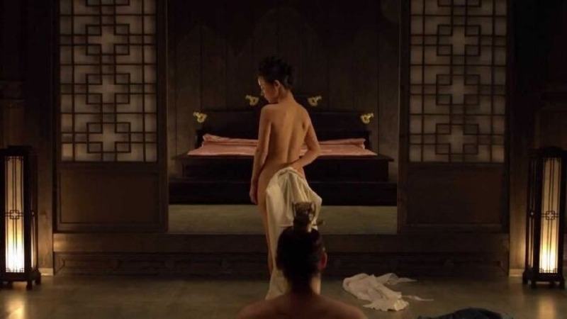 Ở phía bên kia của nhà vua là Kwon Yoo, người đàn ông mà cô bị thu hút nhưng đó là tình yêu hay chỉ là ham muốn?
