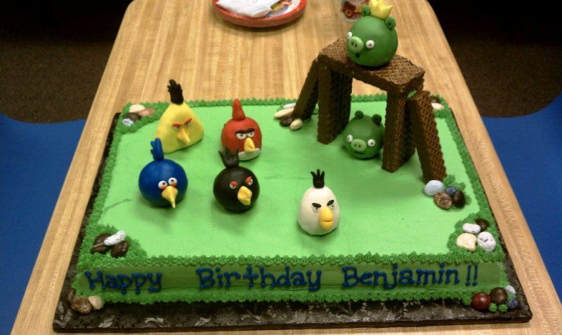 Bánh sinh nhật troll quái dị và lầy lội