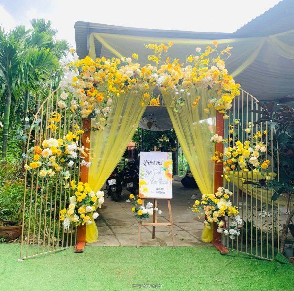 Cổng vườn hoa vàng
