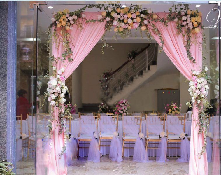 Lối vào đám cưới hoa đẹp với rèm cửa màu hồng
