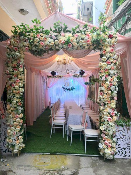 Cổng hoa cưới đẹp bằng hoa thật
