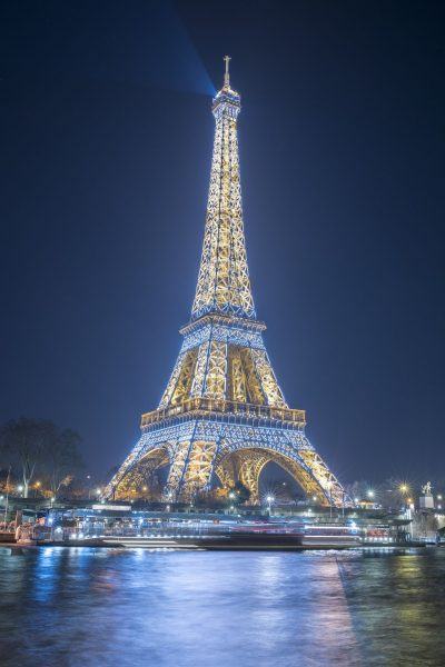 Hình ảnh tháp Eiffel êm đềm bên dòng sông