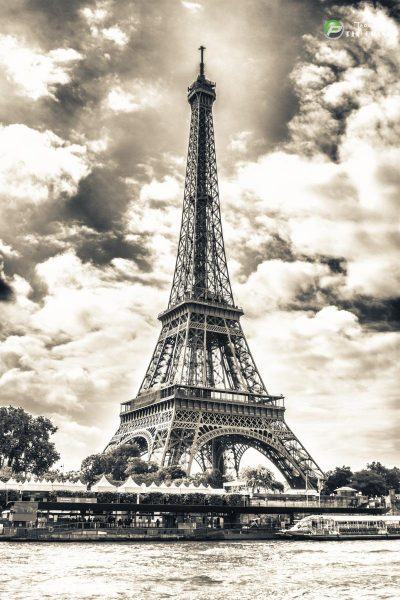 Tháp Eiffel ảnh đen trắng