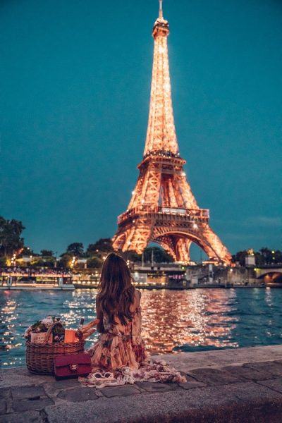 Hình ảnh tháp Eiffel với hình ảnh cô gái