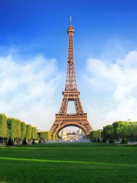 Hình ảnh tháp Eiffel trên bầu trời xanh
