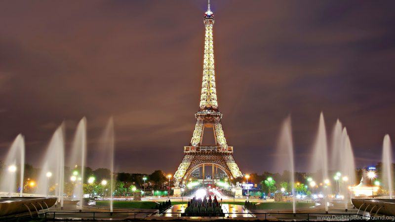 Tháp Eiffel có đài phun nước
