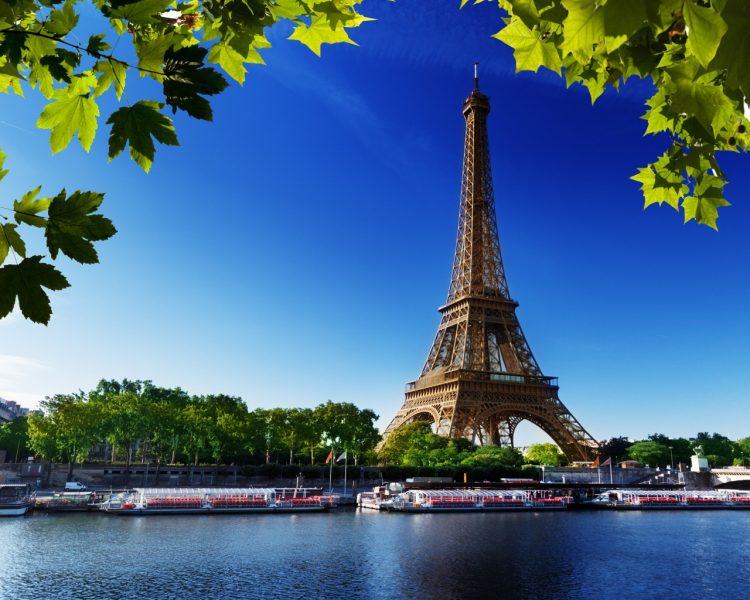 Hình ảnh tháp Eiffel và một buổi sáng yên bình