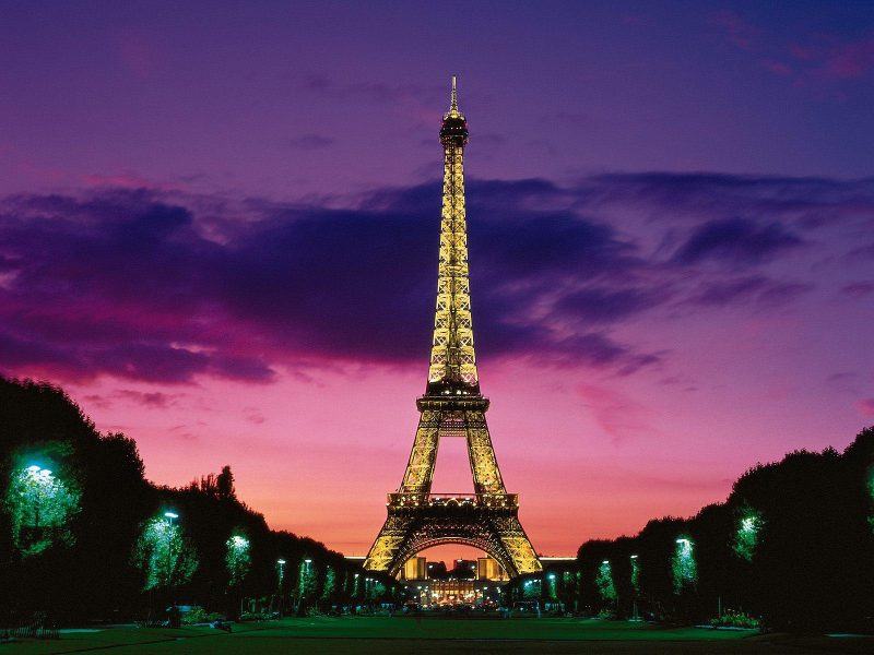 Hình ảnh tháp Eiffel trong một buổi tối yên tĩnh