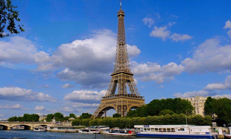 Hình ảnh tháp Eiffel sầm uất bên dòng sông tuyệt đẹp