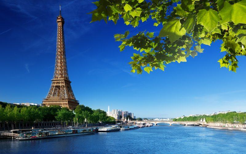Một hình ảnh tươi sáng của tháp Eiffel