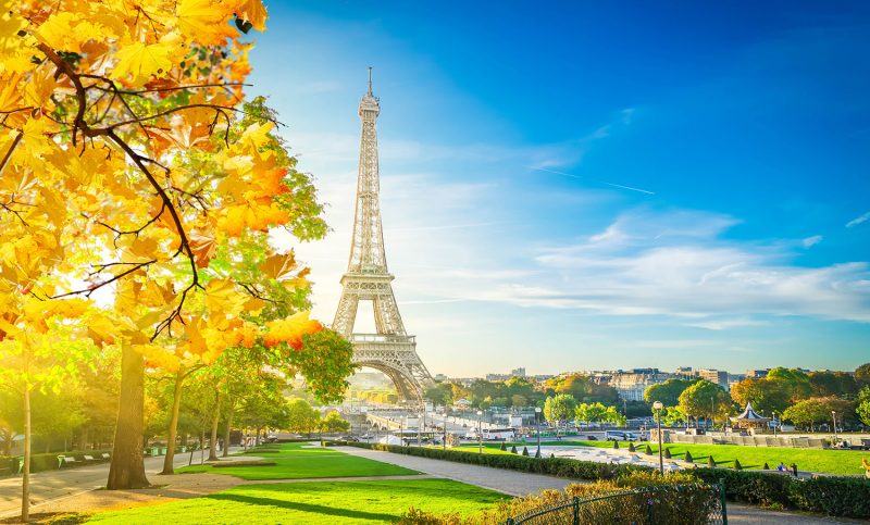 Một bức ảnh của tháp Eiffel trong ánh mặt trời đầy đủ
