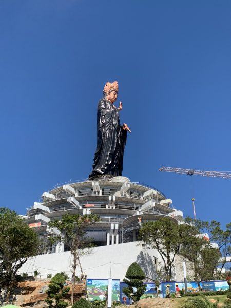 Núi Bà Đen với tượng Phật