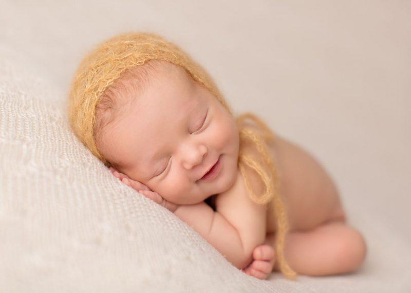 em bé hình ảnh em bé ngủ trong khi mỉm cười