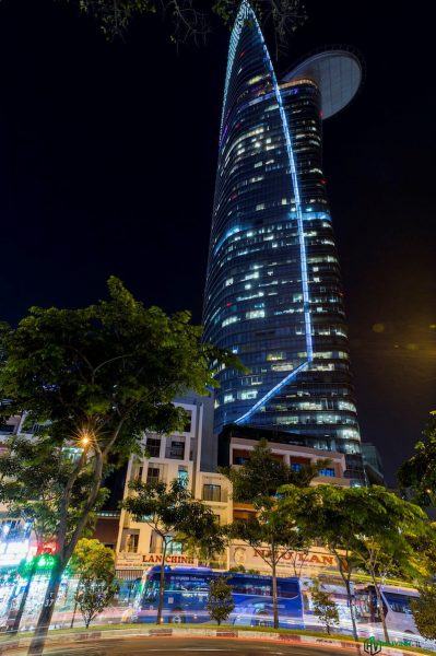 Hình ảnh kiến ​​trúc Sài Gòn với ánh sáng xanh
