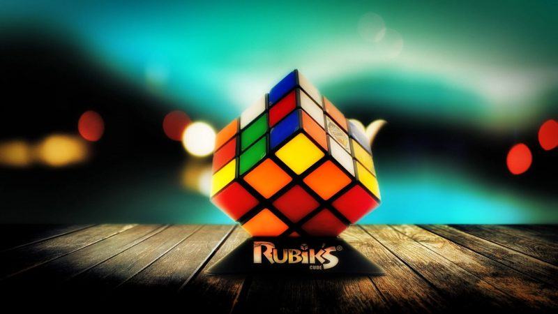 Giải đố rubik với những khối rubik sáng bóng