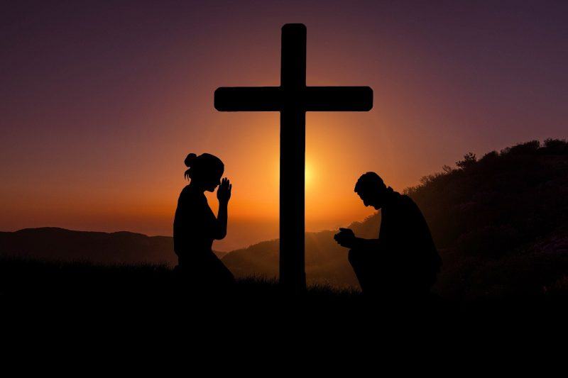 hình ảnh cầu nguyện trước thánh giá