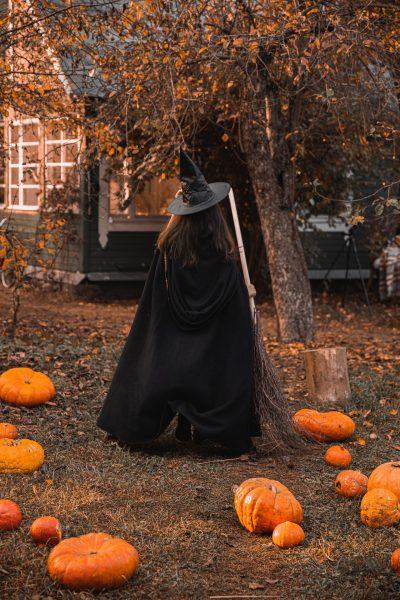 Hình ảnh halloween dễ thương với các nhân vật ma thuật