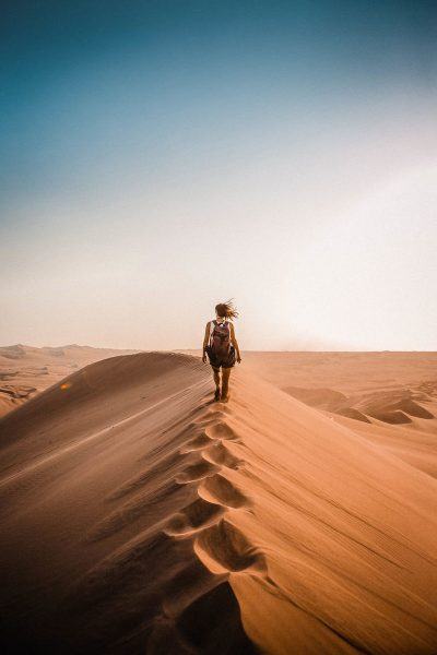 hình ảnh đi bộ trên sa mạc