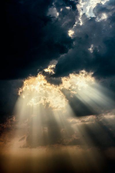 Hình ảnh bầu trời khi ánh sáng chiếu qua những đám mây
