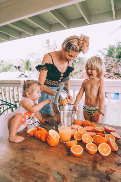 hình ảnh mẹ và con làm nước trái cây