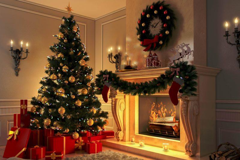 Hình ảnh cây thông Noel trang trí trên tầng áp mái