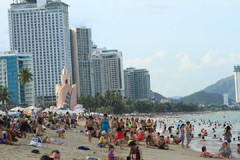 Bãi biển Nha Trang chật kín người