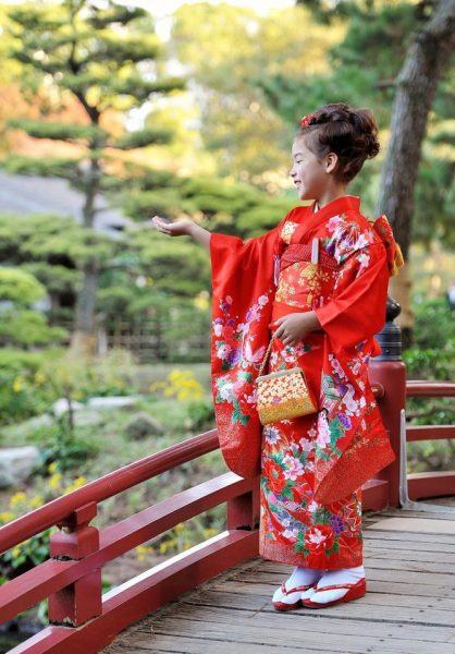 một cô gái xinh đẹp trong bộ kimono