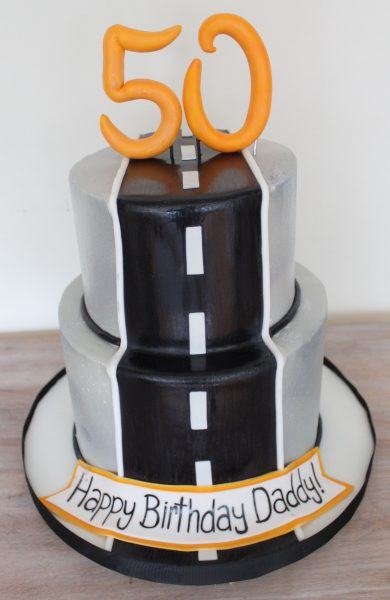 Bánh sinh nhật lần thứ 50 của nam tài xế taxi hiện đại Bánh sinh nhật lần thứ 50 của bố tài xế taxi