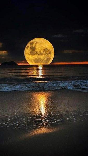 một cái nhìn của mặt trăng trên bãi biển