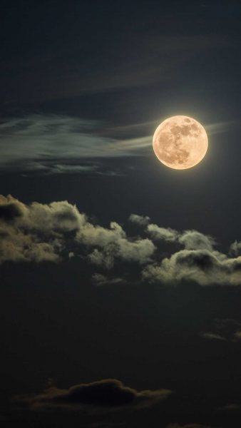 Hình ảnh mặt trăng tỏa sáng vào ban đêm