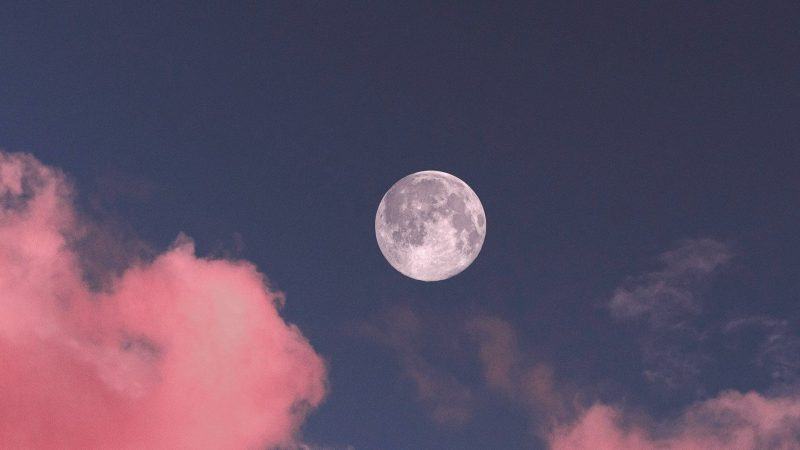 Mặt trăng có màu xanh trên bầu trời