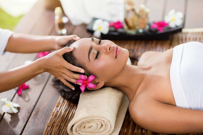 hình ảnh spa của một cô gái đang được mát xa