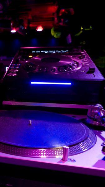 Một hình ảnh tốt của một DJ dj.  bàn